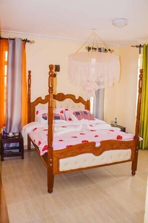 Habitación Deluxe con 1 cama matrimonial o 2 individuales, 2 camas individuales | 3 habitaciones, tabla de planchar con plancha y wifi gratis