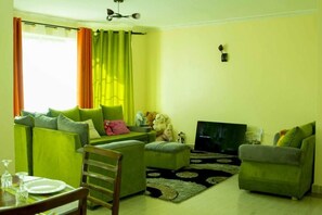 Habitación Deluxe con 1 cama matrimonial o 2 individuales, 2 camas individuales | Sala de estar | Smart TV de 50 pulgadas con canales vía satélite, televisión y Netflix