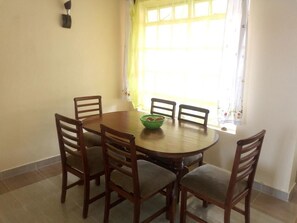 Deluxe Double or Twin Room, 2 Single Beds | In-room dining