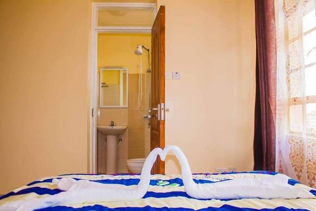 3 bedrooms, iron/ironing board, WiFi (free), bed sheets