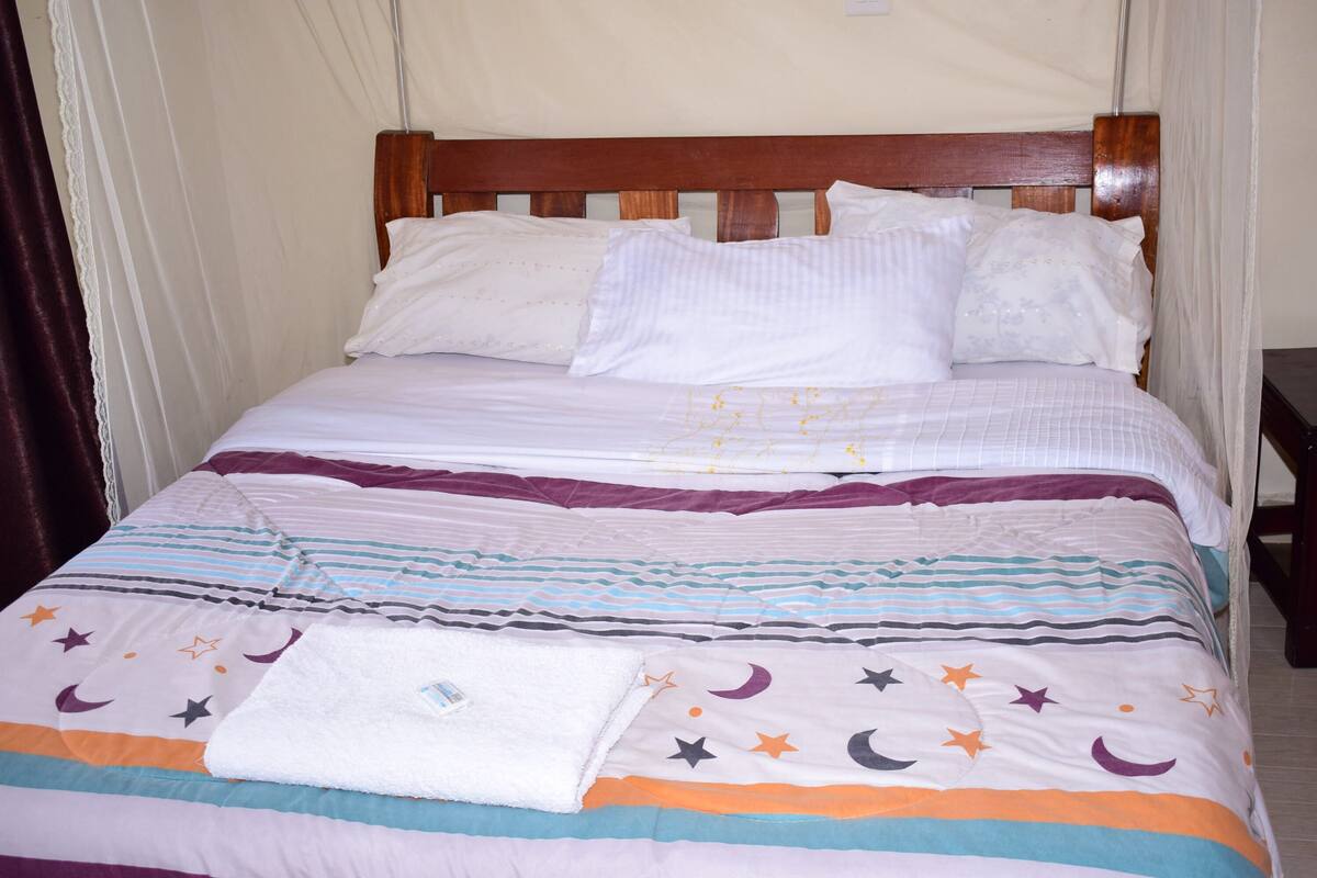 3 bedrooms, iron/ironing board, WiFi (free), bed sheets