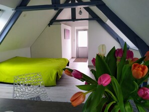 1 bedroom, bed sheets