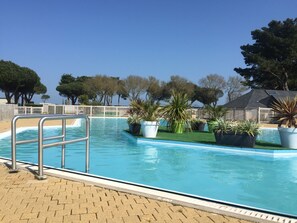 Een binnenzwembad en een buitenzwembad