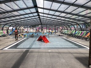 Piscine intérieure, piscine extérieure