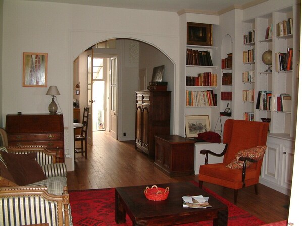 TV, lettore DVD, libri, impianto stereo