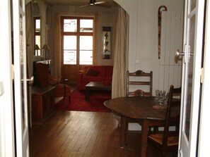 TV, lettore DVD, libri, impianto stereo