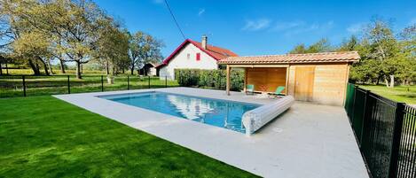 Lämmitetty uima-allas