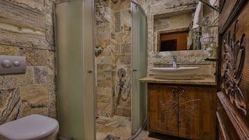 Shower, rainfall showerhead, free toiletries, hair dryer
