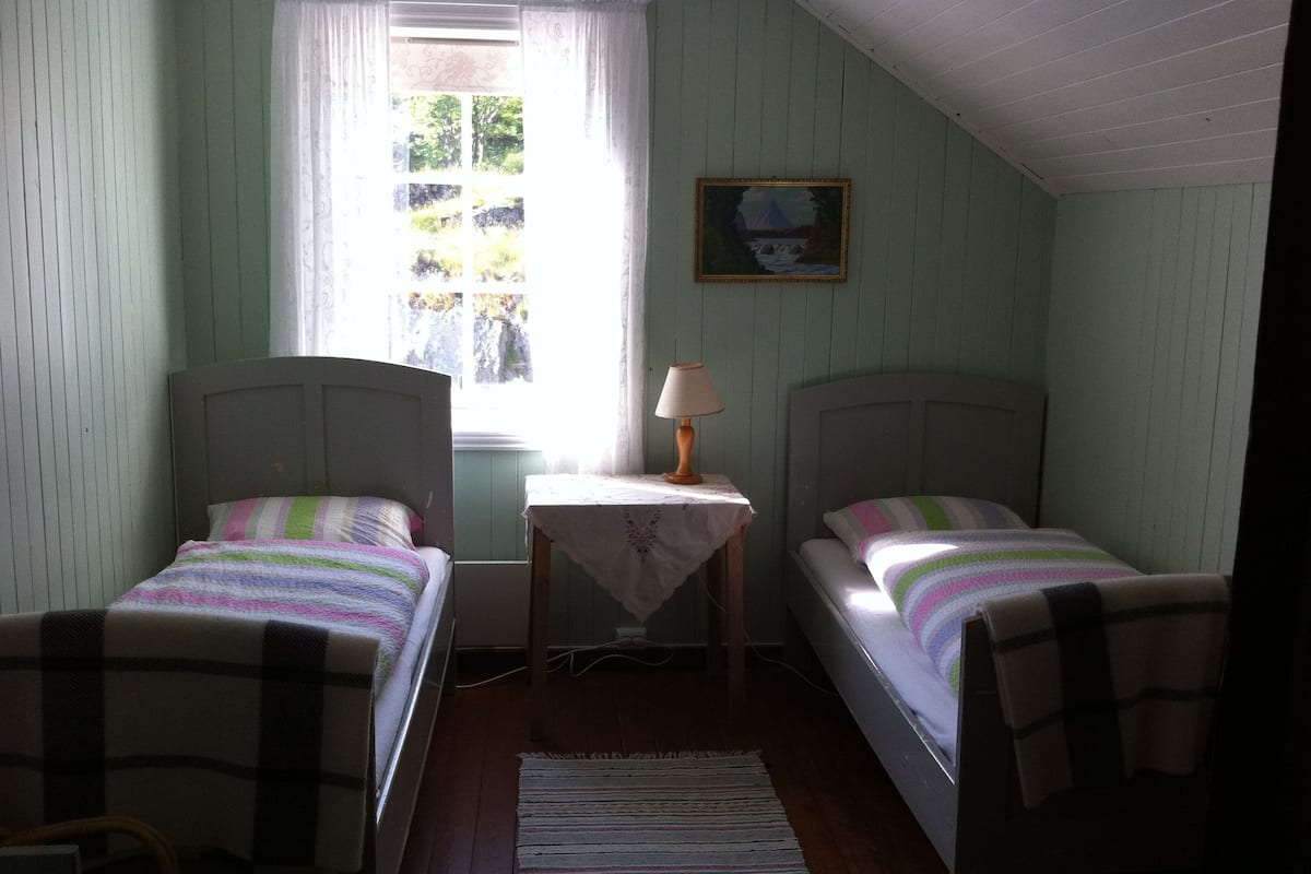 Kamar Double atau Twin Tradisional, kamar mandi umum | Didekorasi berbeda-beda, tirai kedap cahaya, dan Wi-Fi gratis