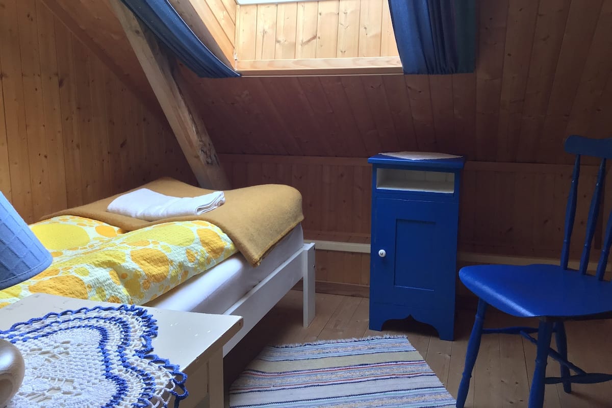 Kamar Single Ekonomi, kamar mandi umum | Didekorasi berbeda-beda, tirai kedap cahaya, dan Wi-Fi gratis