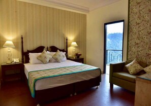 Habitación de lujo doble, 1 cama de matrimonio grande, vistas a la colina | Caja fuerte, escritorio, espacio para trabajar con un portátil