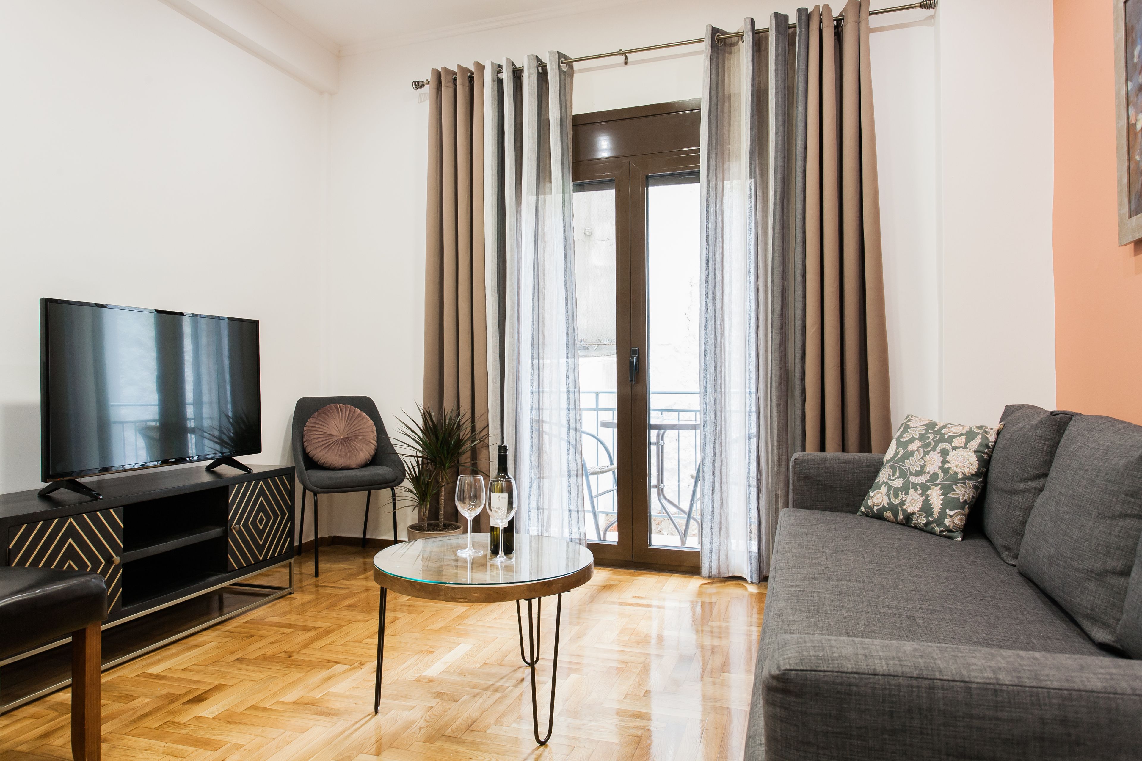 Apartamento, 1 habitación, balcón (Charming) | Sala de estar | Una televisión de pantalla plana