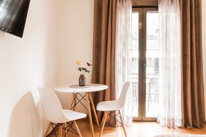 Studio, Balcony (Cosy) | Living area | Flat-screen TV - Nicholas Point Apartments and Rooms (Athens)