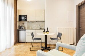 One bedroom Penthouse apartment | Private kitchen | Full-size fridge, oven, stovetop, coffee/tea maker - Nicholas Point Apartments and Rooms (Athens)