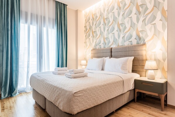 Comfort Room | Premium bedding, soundproofing, iron/ironing board, free WiFi - Nicholas Point Apartments and Rooms (Athens)