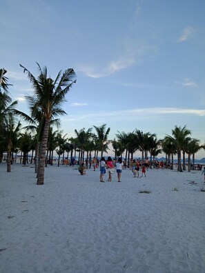 Beach - La Mer Halong perfect for romantic couples and families (Halong)