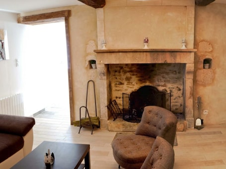 TV, fireplace. Renovated countryside cottage with pets allowed