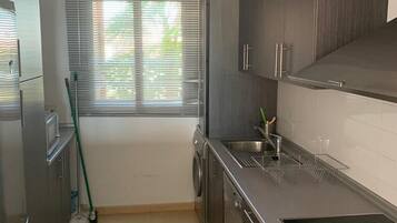 Een koelkast, een oven, een vaatwasser, een waterkoker