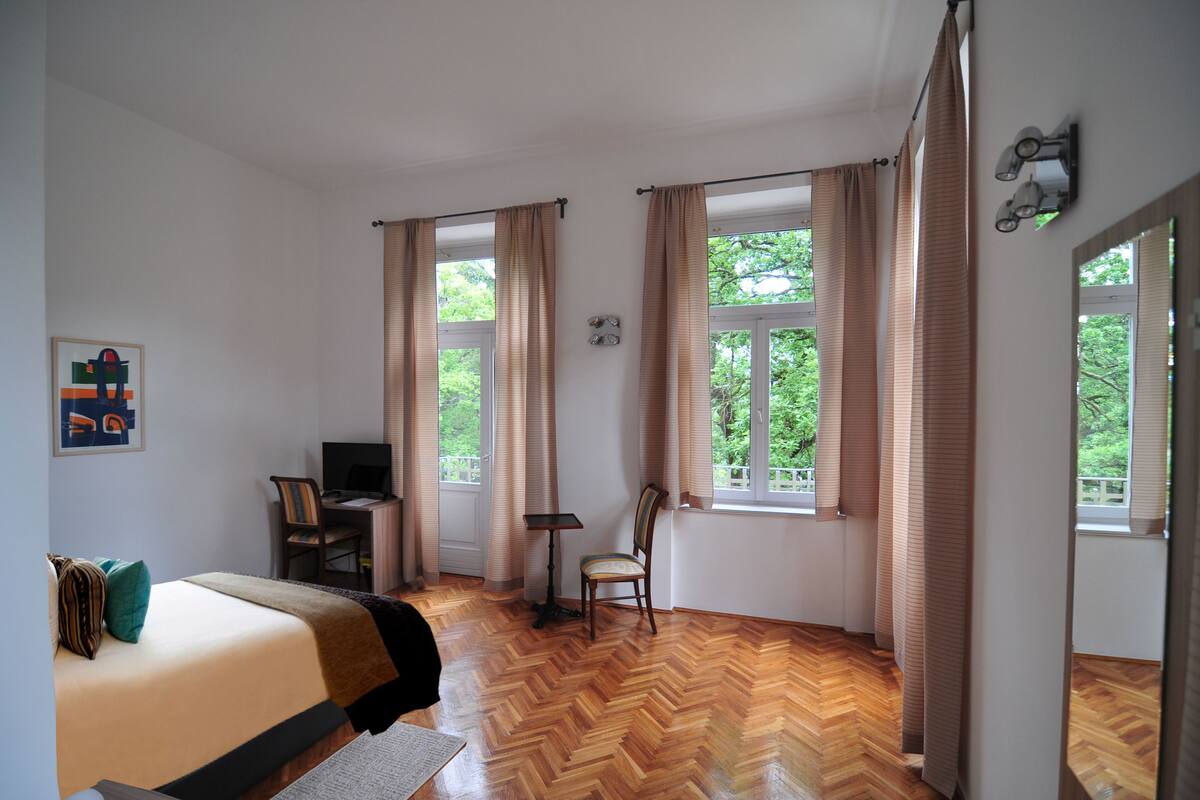 Superior Suite | Living area | Flat-screen TV