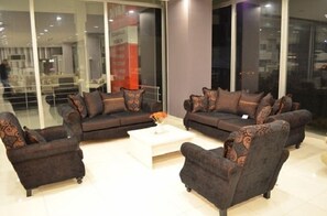 Lobby sitting area - Ozdemir Hotel (Pamukova)