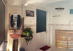 Superior-Vierbettzimmer, Stadtblick | Badezimmer