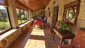Dining - Beautiful house with porch and garden 5' drive from the beach and the mountains. (Moaña)