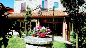 Property grounds - Beautiful house with porch and garden 5' drive from the beach and the mountains. (Moaña)