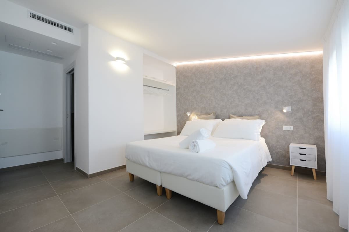 Minibar, coffres-forts dans les chambres, décoration personnalisée