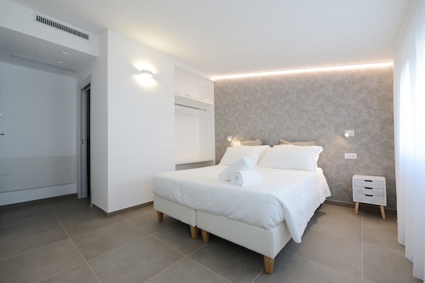 Minibar, in-room safe, individually decorated, individually furnished