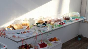 Esmorzar diari d'estil bufet gratuït