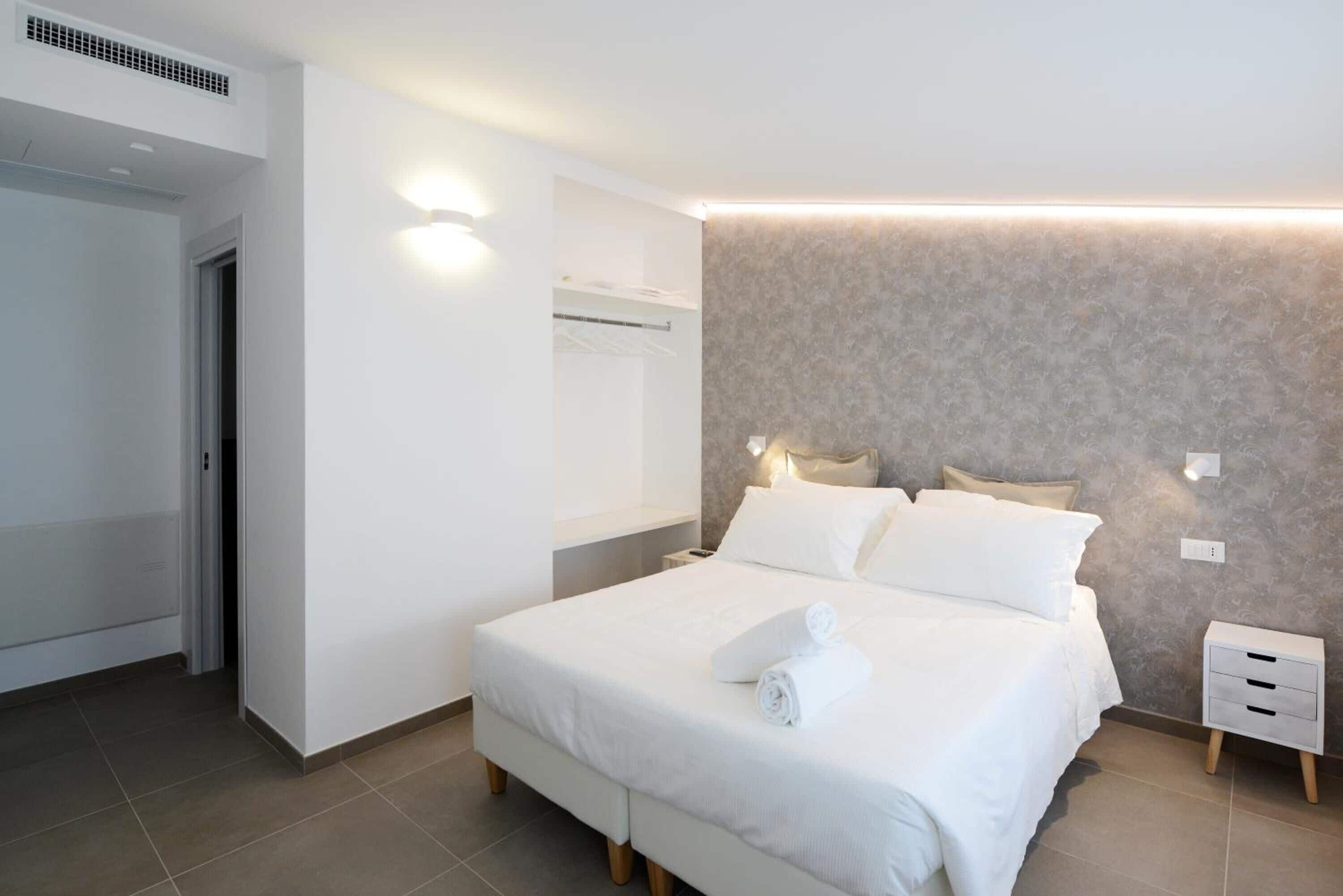 Minibar, caja de seguridad en la habitación y decoración personalizada 