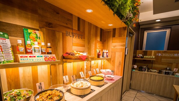 Een buffetgedeelte met verschillende soorten eten en toevoegingen.