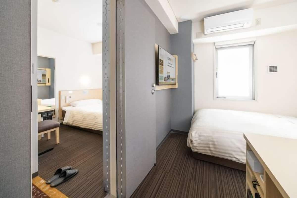 Blackout curtains, soundproofing, free WiFi, bed sheets