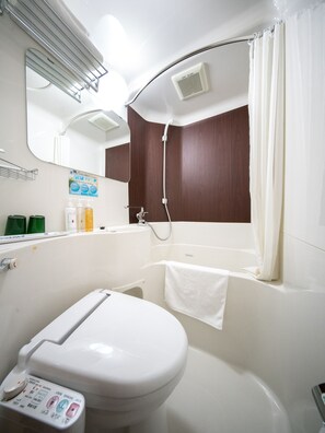 Combined shower/bathtub, free toiletries, hair dryer, slippers