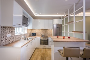 Refrigerador, microondas, horno y parrilla de estufa
