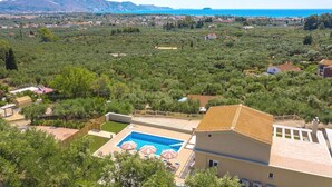 A villa with a swimming pool, surrounded by greenery and a view of the sea. - Villa Hill, 2 bedroom villa with breathtakig view and private pool! (Zakynthos)