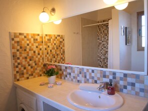 Apartment (2) | Bathroom | Shower, towels, soap, toilet paper - The Black Horse Canarias - Adults Only (San Bartolomé de Tirajana)