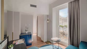 Minibar, coffres-forts dans les chambres, bureau, Wi-Fi gratuit