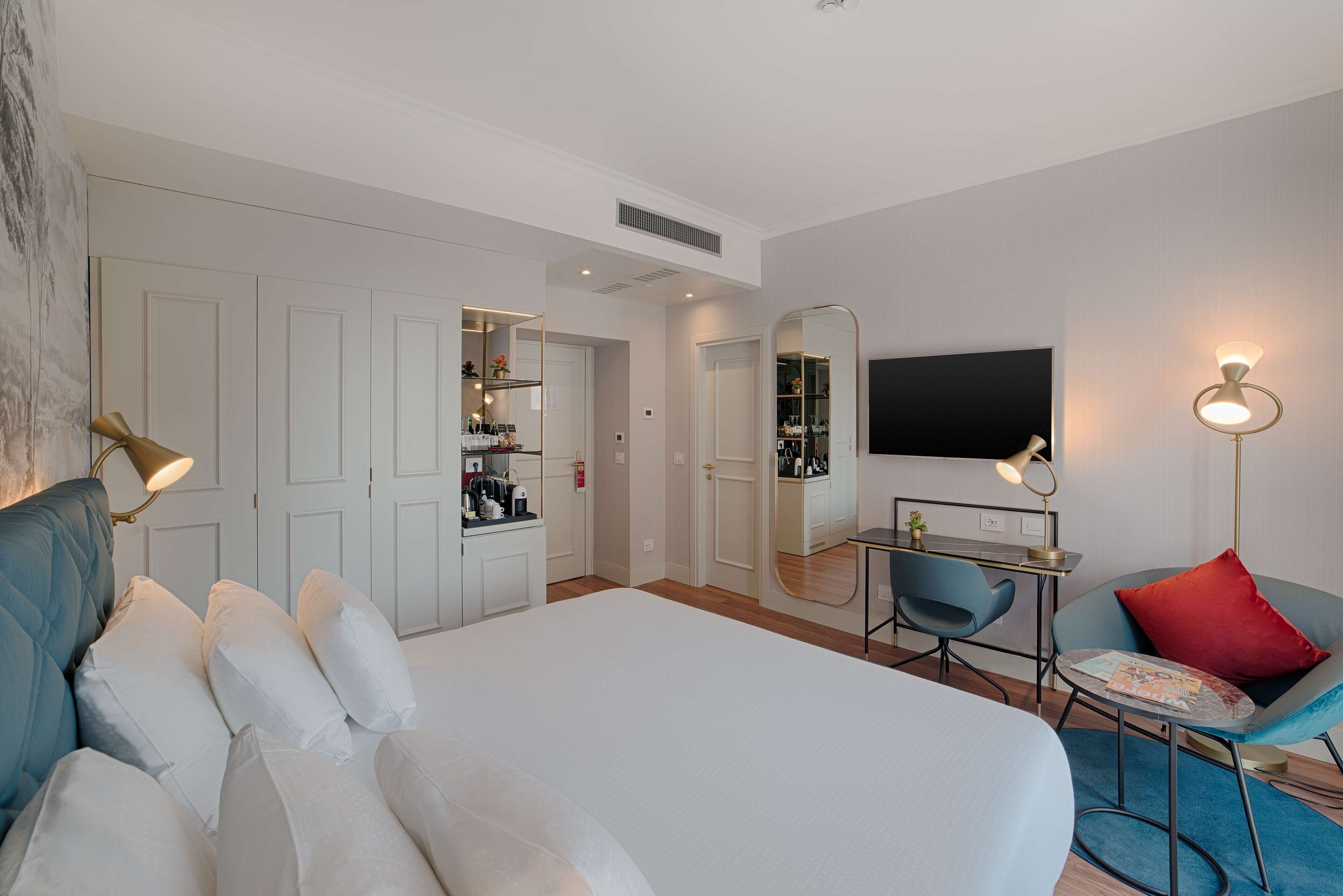 Minibar, coffres-forts dans les chambres, bureau, Wi-Fi gratuit