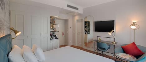 Minibar, in-room safe, desk, free WiFi
