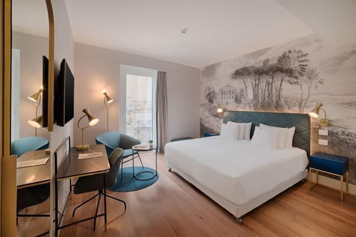 Minibar, in-room safe, desk, WiFi (free)