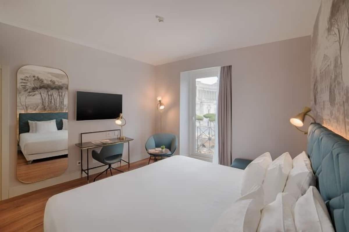 Minibar, in-room safe, desk, WiFi (free)