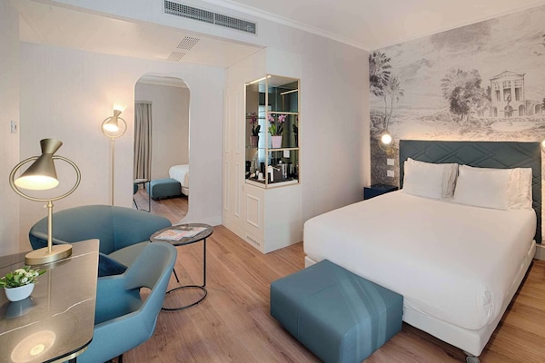Minibar, coffres-forts dans les chambres, bureau, Wi-Fi gratuit