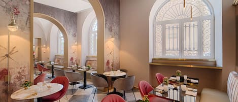 ランチ、ディナーに営業