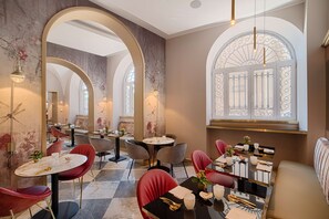 Lunch and dinner served, Italian cuisine