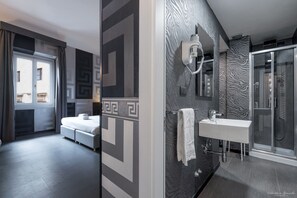 Tremannsrom – classic | Dundyner, minibar, skrivebord og sengetøy