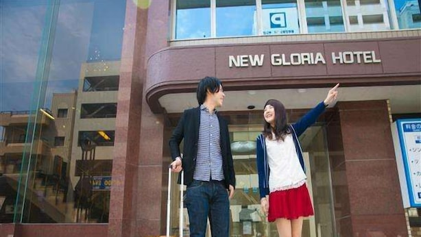 Un immeuble sur lequel on peut lire l’inscription : « NOUVEL HÔTEL GLORIA ».