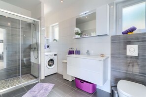 Dusche, Haartrockner, Handtücher