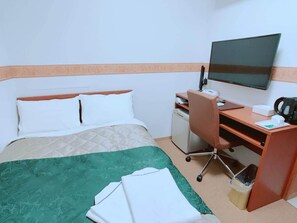 Down comforters, desk, laptop workspace, blackout drapes - REX INN Namba (Osaka)
