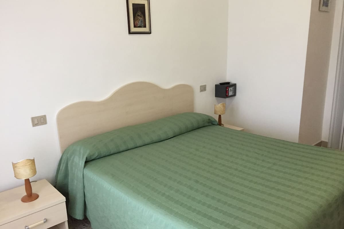 Tweepersoonskamer | 1 slaapkamer, een kluis op de kamer, een bureau, gratis wifi
